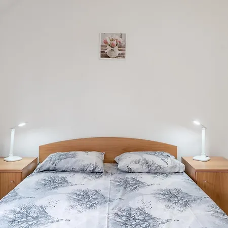 Apartament Apartment In White - Top Center Two-Bedroom Flat